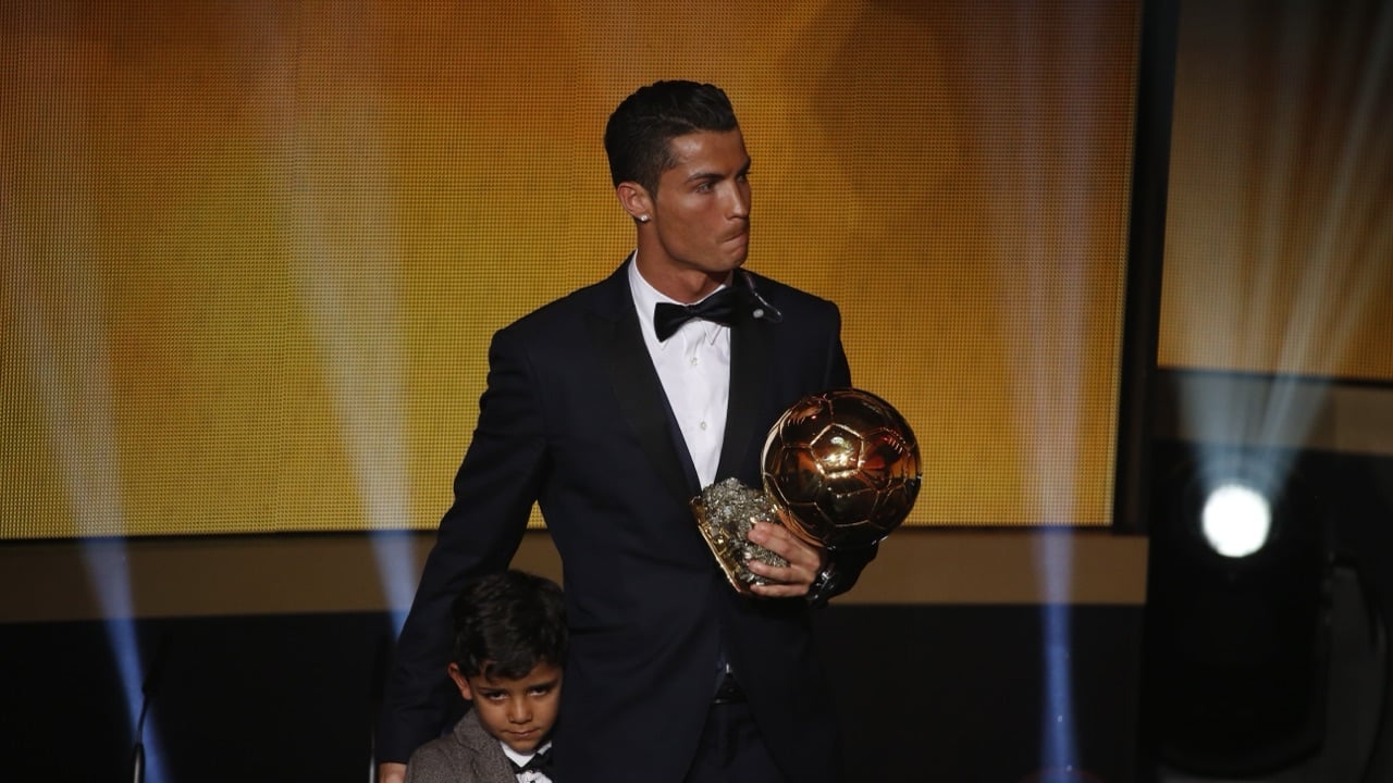 Cristiano Ronaldo com o Ballon d’Or de 2014