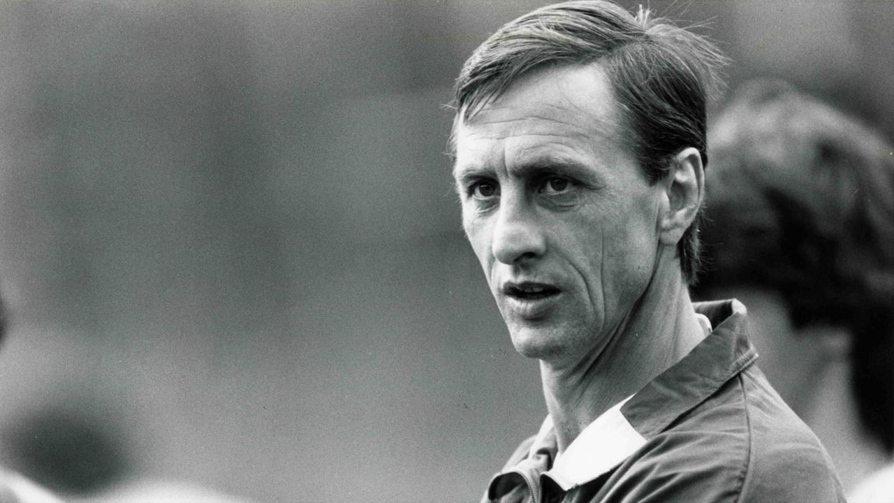 Johan Cruyff com o Ballon d’Or de 1973