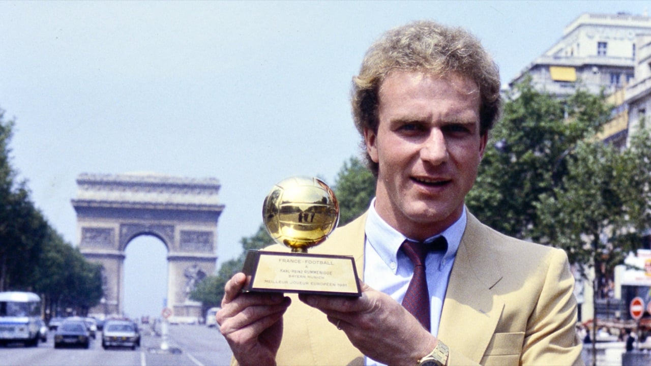 Karl-Heinz Rummenigge com o Ballon d’Or de 1980