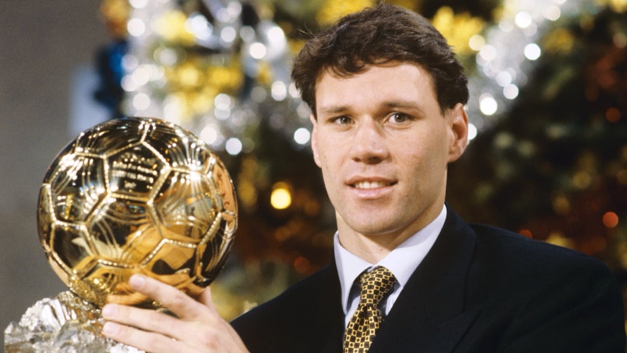 Marco van Basten com o Ballon d’Or de 1988