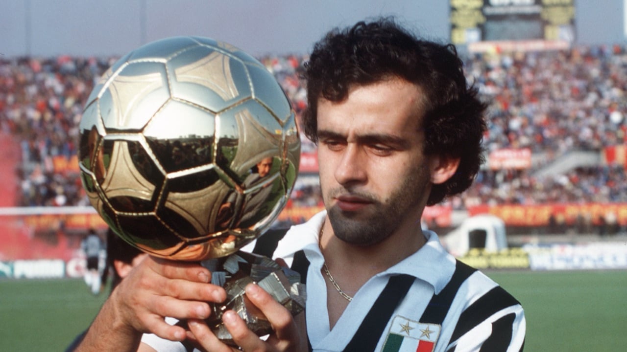 Michel Platini com o Ballon d’Or de 1983