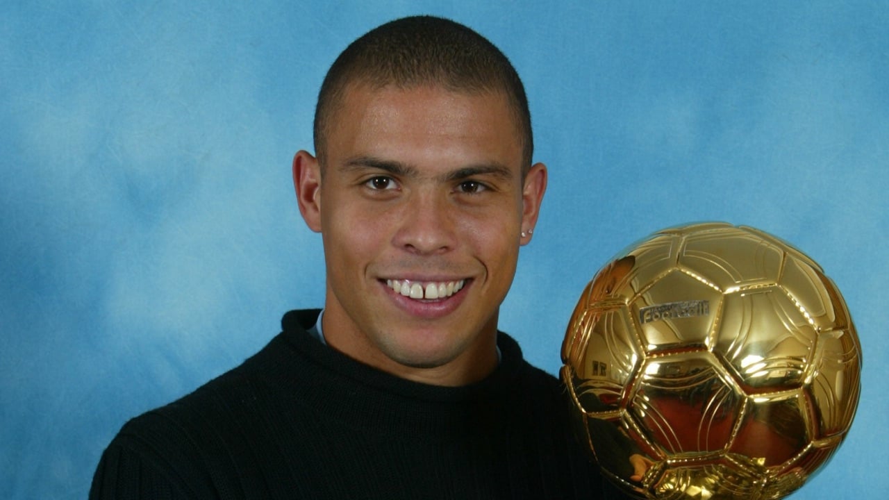 Ronaldo Nazário com o Ballon d’Or de 1997